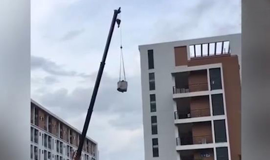 高校暑期迎來(lái)宿舍搬遷高峰 起重機(jī)等神器紛紛亮相.jpg 高校暑期迎來(lái)宿舍搬遷高峰 起重機(jī)等神器紛紛亮相.jpg