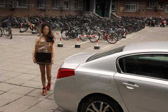 熱心小伙開車幫美女搬家-被誤當?shù)谌甙ご蛴衷庠臆?jpg