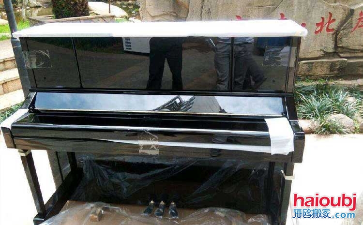 昆明的很多同學、學生、鋼琴老師、學校、鋼琴培訓機構等都會擁有自己的樂器鋼琴，在這期間就存在一個很大的問題。首先鋼琴體積比較大，重量不是一兩個人所能即的，往往都需要三五個壯男才能擺平。有的人會在網絡上咨詢昆明專業(yè)搬鋼琴電話、鋼琴搬遷，鋼琴搬運費等。.jpg