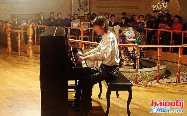 不少人都會在網(wǎng)上搜索這樣的相關詞語來找到自己滿意的鋼琴搬運公司，他們都希望能夠很好的將自己的心愛之物搬運到自己優(yōu)雅的環(huán)境中，為愛彈奏一曲美妙的旋律，通過自己的鋼琴表達內心的喜怒哀樂，鋼琴家們都是生活中的語言家，美妙的旋律在歷史長河中終將成為藝術品。.jpg
